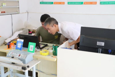 江華瑤族自治縣商務局程達明局長實地考察鎮、村級電商服務站點建設情況